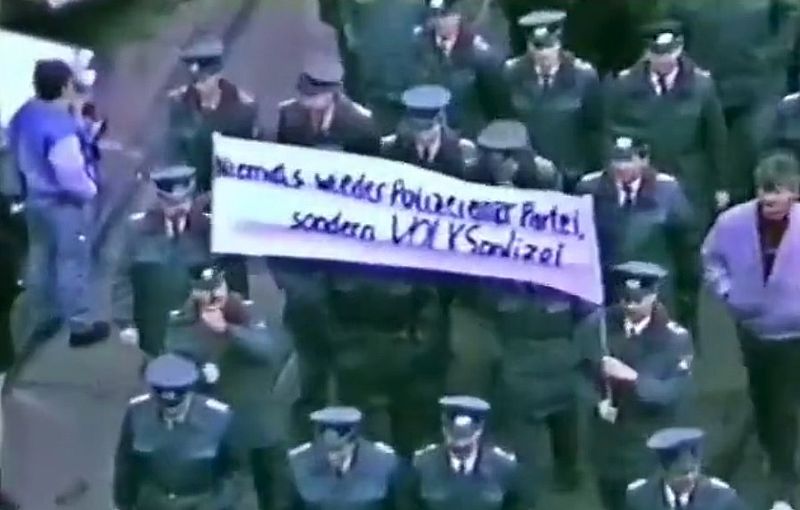 Als die Polizei mit dem Volk gegen die Regierung demonstrierte