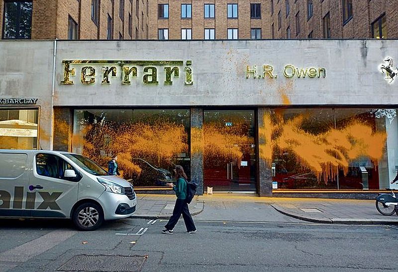 Klimaterroristen besprühen Luxusautohäuser mit orangener Farbe