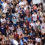Migliaia di studenti manifestano di fronte all'aumento dei suicidi, della depressione e dei disturbi del comportamento