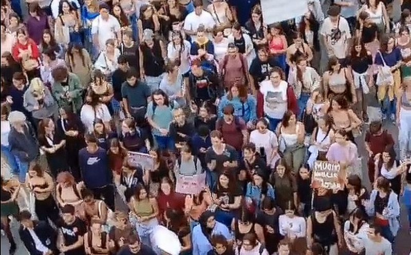 Tausende Studenten demonstrieren angesichts der Zunahme von Selbstmorden, Depressionen und Verhaltensstörungen