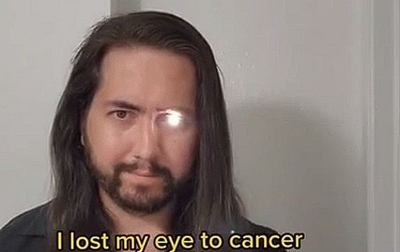 Auge zu Taschenlampe umfunktioniert