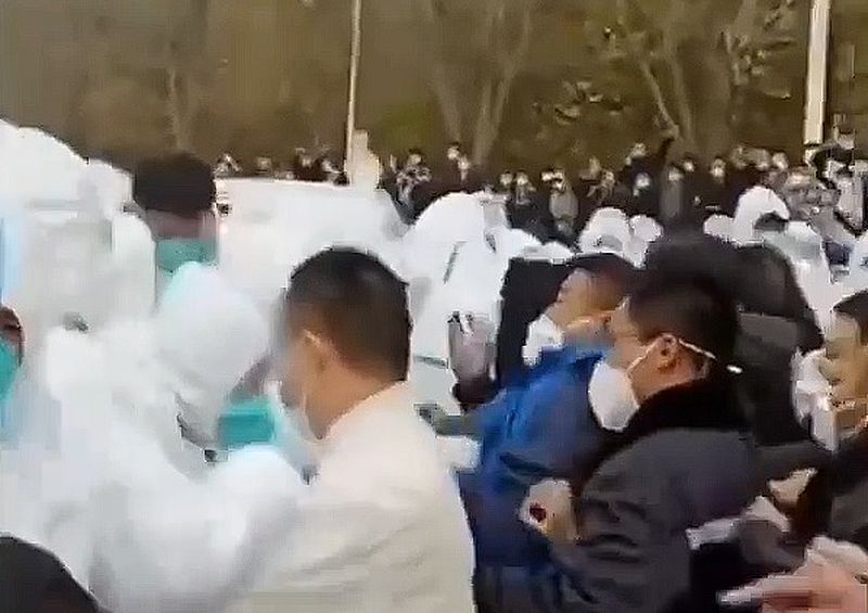 Massive Ausschreitungen von iPhone-Fabrikarbeitern gegen Chinas Bereitschaftspolizei