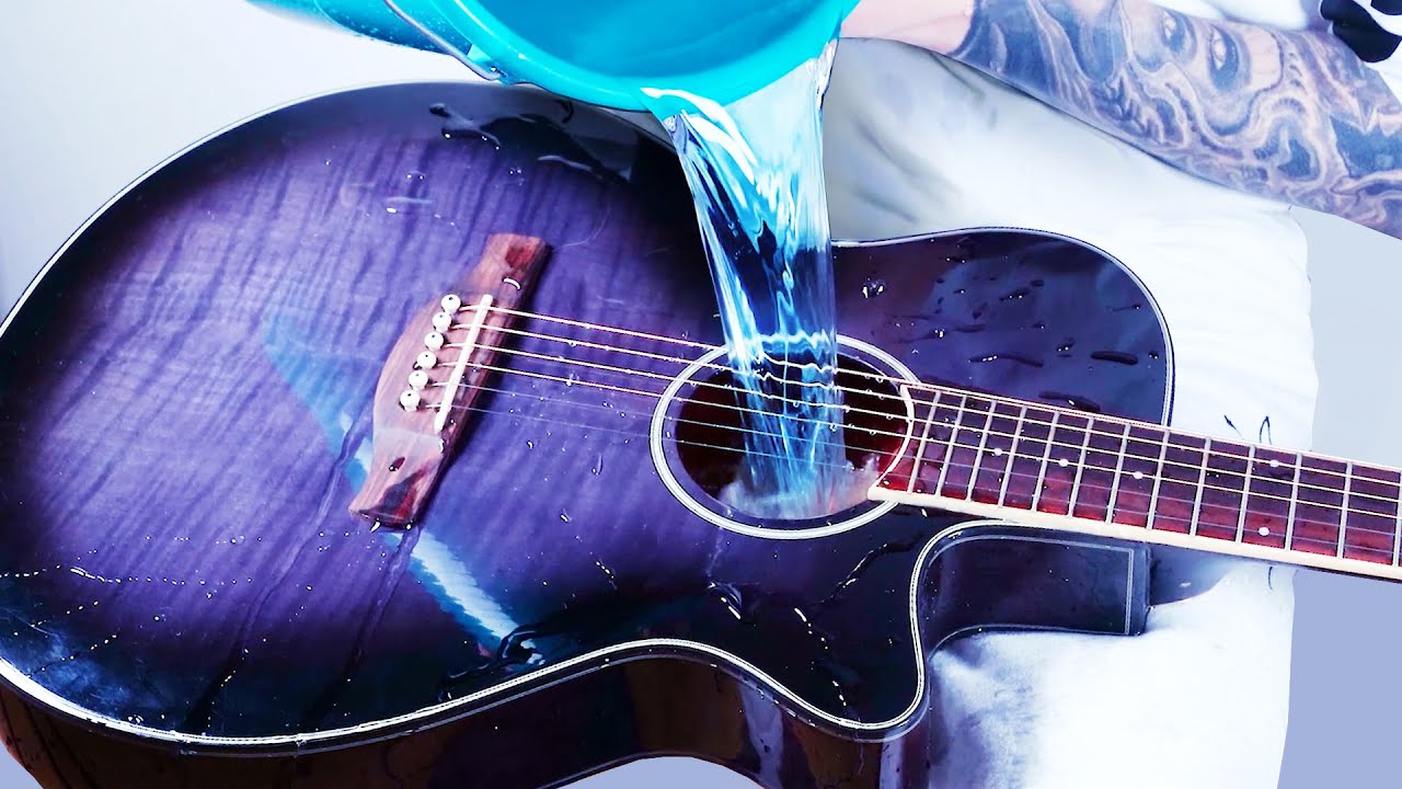Ich habe meine Akustik-Gitarre mit Wasser gefüllt und spiele damit den Song «Waterworks»