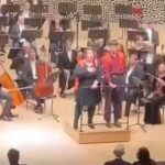 V tomto videu vyletia z Elbphilharmonie najtrápnejšie nemecké klimatické nálepky