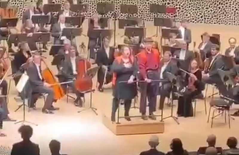 In deze video vliegen de gênantste klimaatstickers van Duitsland uit de Elbphilharmonie