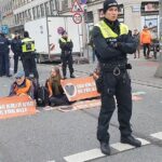 Klimakleber unterstützen die Polizei beim Stauen