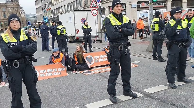 Klimakleber unterstützen die Polizei beim Stauen