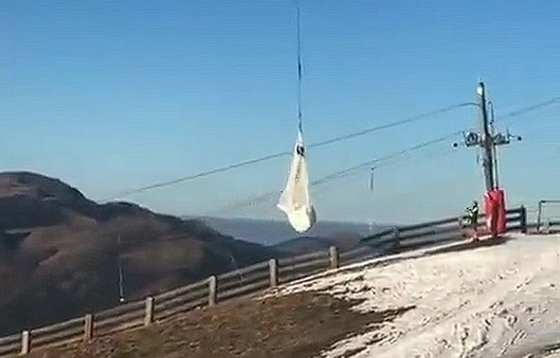 La neige du domaine skiable de Gstaad est transportée par avion