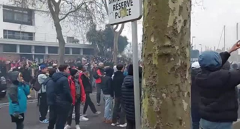 Frankreich: Polizeistationen brennen