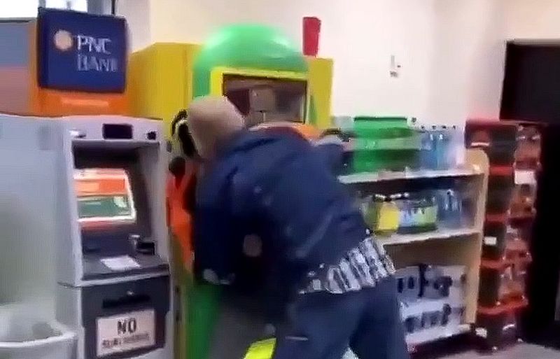 Älterer Mann wehrt sich, nachdem ein Gangster versucht hat, ihn am Geldautomaten auszurauben