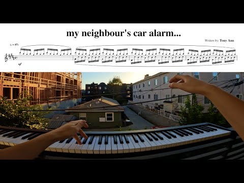 Pianista acompaña la bocina de la alarma del auto de su vecino
