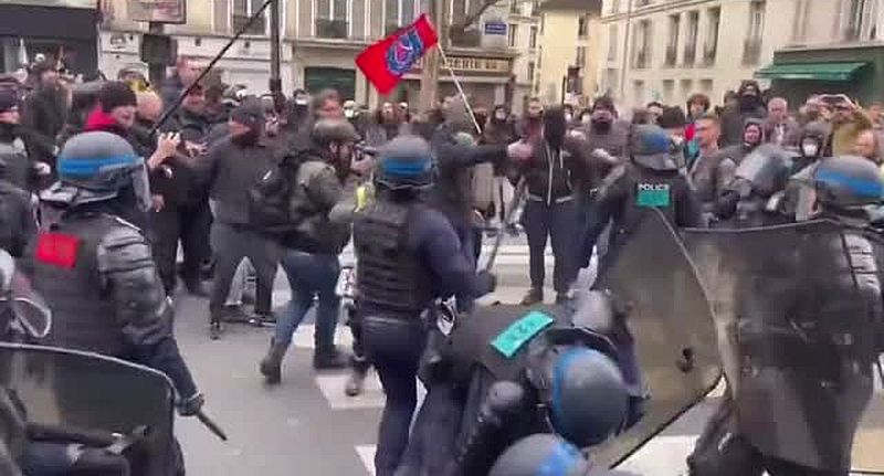 Masívne policajné násilie počas protestov vo Francúzsku