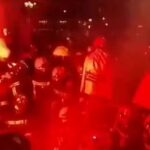 Frankreich März 2023: Feuerwehr verbrüdert sich mit Demonstranten