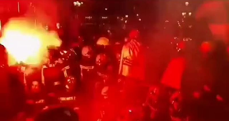 Frankrike mars 2023: brandkåren förenas med demonstranter