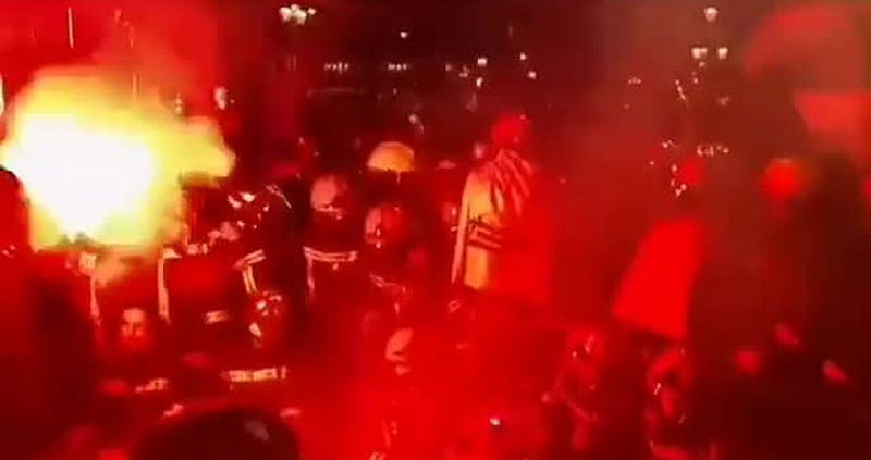 Frankreich März 2023: Feuerwehr verbrüdert sich mit Demonstranten