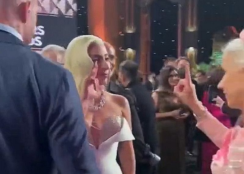 Lady Gaga und Helen Mirren grüssen sich mit «Teufelshörnern»