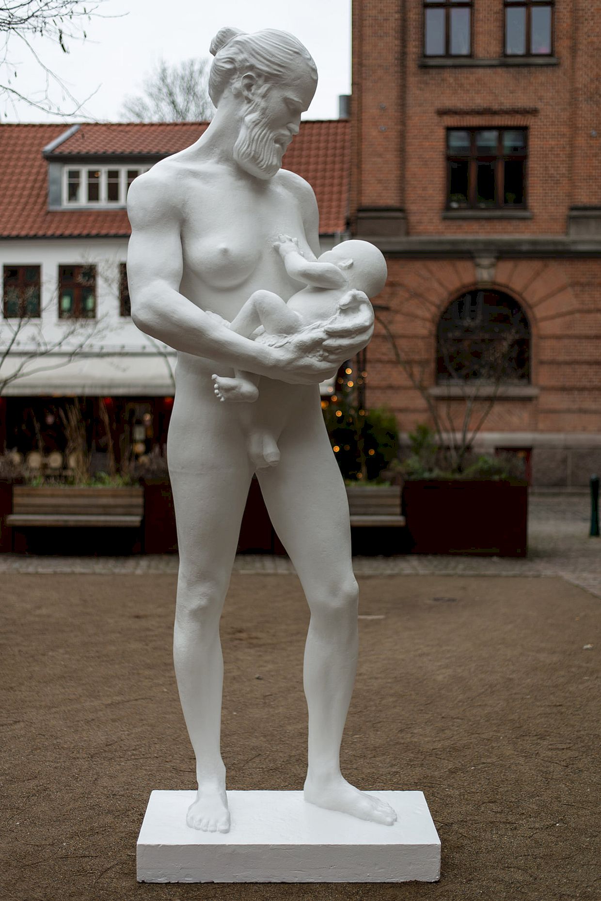 Epoca della follia: statua di un uomo che allatta nel Museo del genere in Danimarca