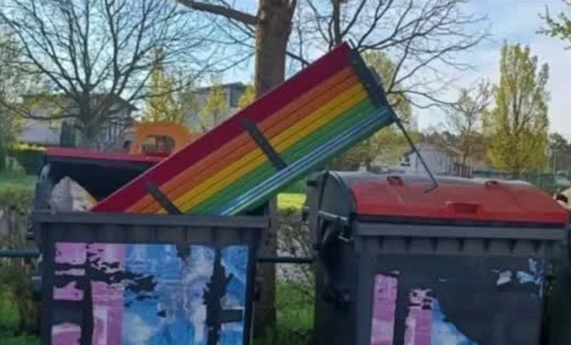 Bereits 4. Anschlag auf eine Regenbogenbank