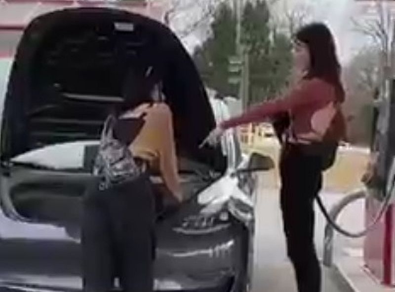 Damen unterwegs mit dem Tesla