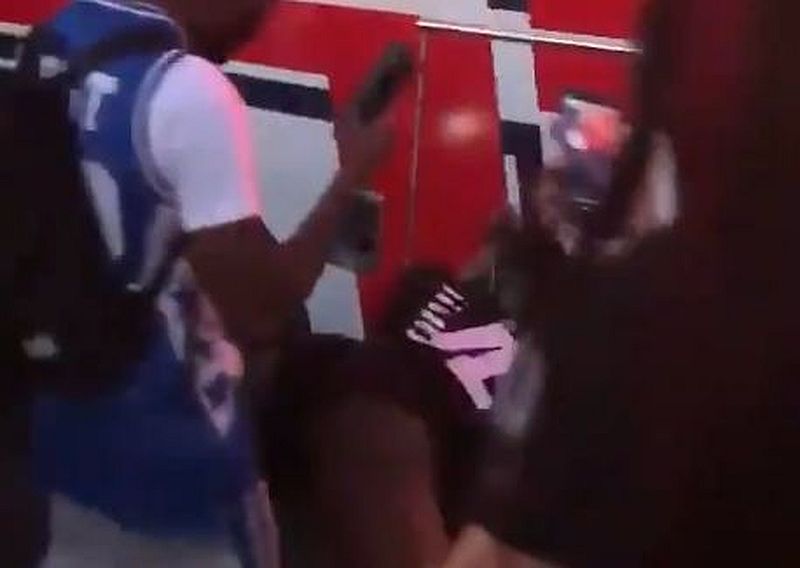 Massenschiesserei. Krankenwagen trifft ein, um die Verwundeten zu retten. Und dann das….