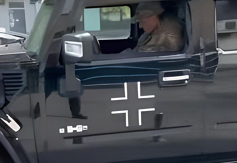 Ukrainischer Militärführer stellt seine neu gekauften US-Räder zur Schau