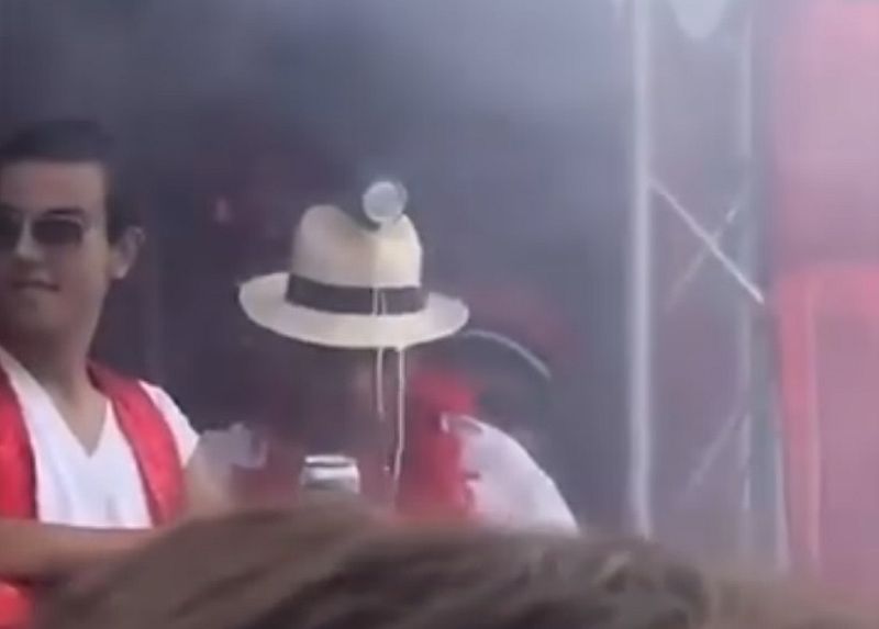 Alain Berset bekommt eine Bierdusche an der Streetparade