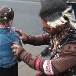 Mini-Punk bekommt ein Graffiti auf die Jacke