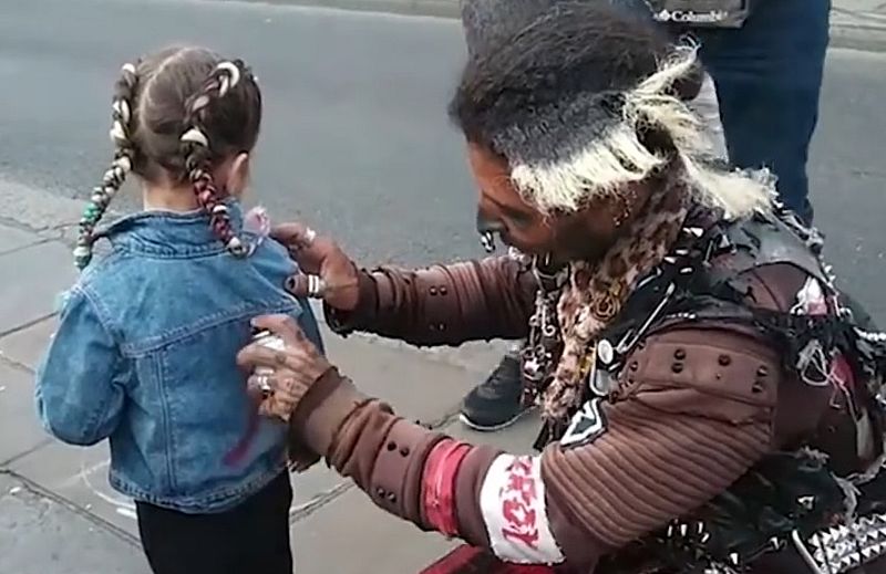 Mini-Punk bekommt ein Graffiti auf die Jacke