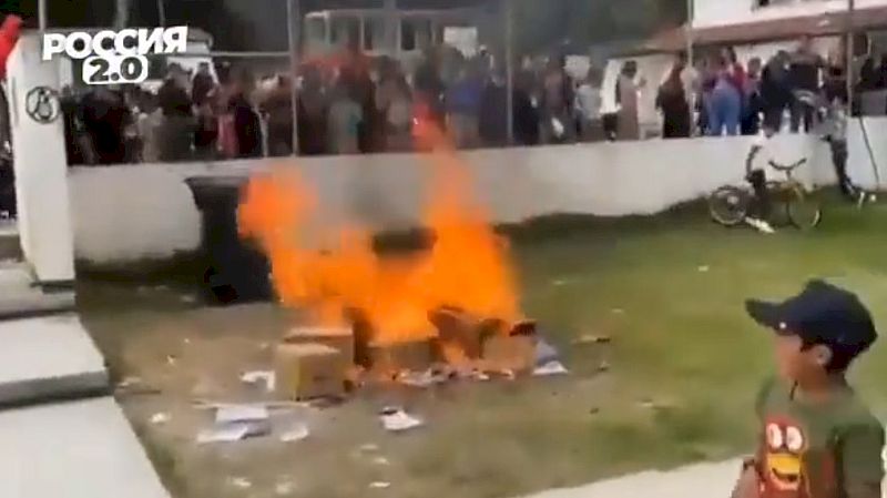 Libros de texto queer quemados en México