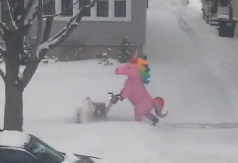 Unicornios limpian la nieve cálida