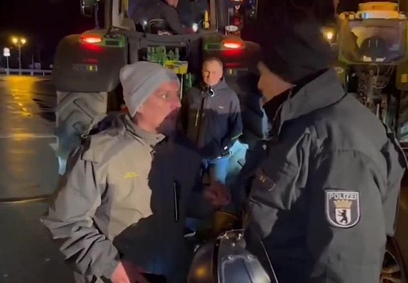 Wie respektlos Polizist mit protestierenden Bauern umgeht