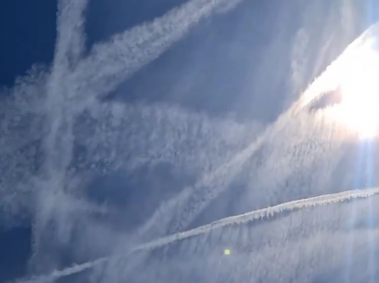 Chemtrails sind ein Mythos - ich weiss das, weil die Medien es mir gesagt haben