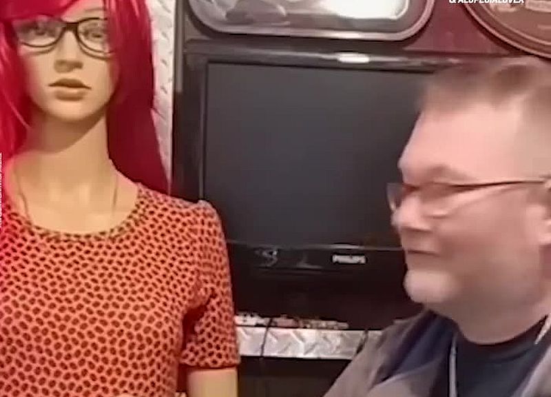 Plastik-Frau geschwängert