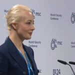 Witwe Nawalny mit einem Lächeln auf der Münchner Sicherheitskonferenz