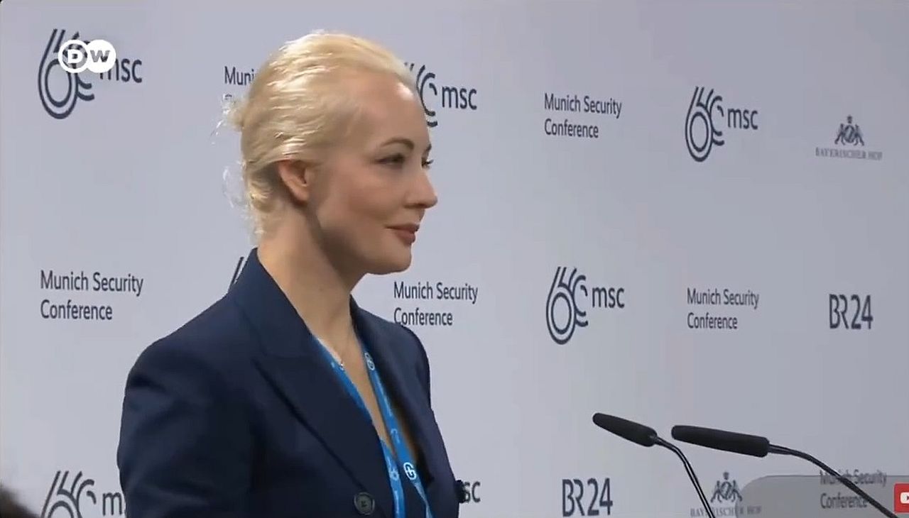 Weduwe Navalny met een glimlach op de Veiligheidsconferentie van München
