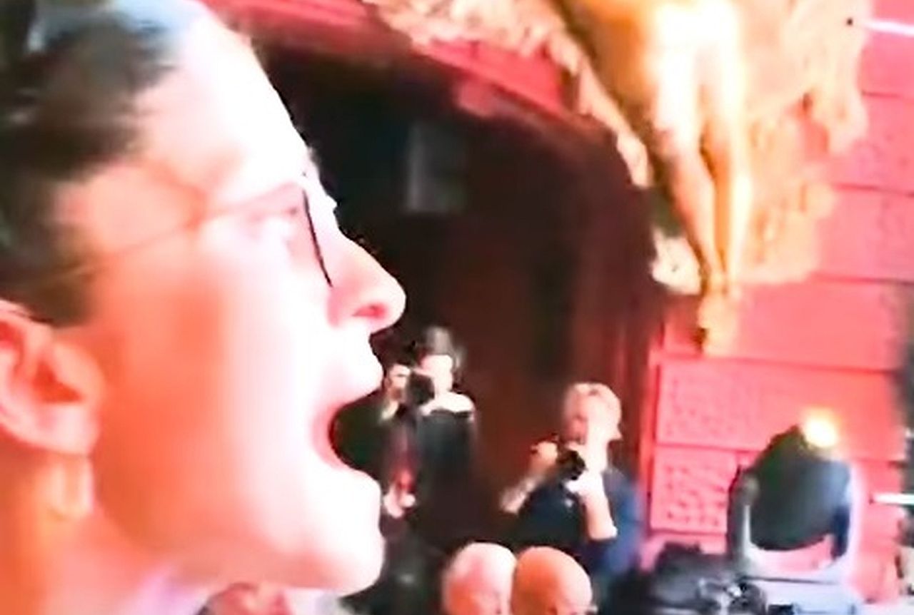 Hillary Clinton wird mit der Wahrheit zu Menschenrechten konfrontiert