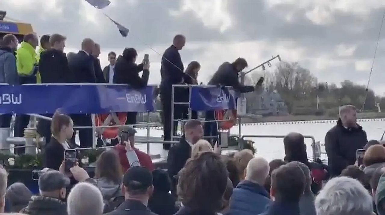 Habeck (kaj) la botelon! 🍼🚢💥