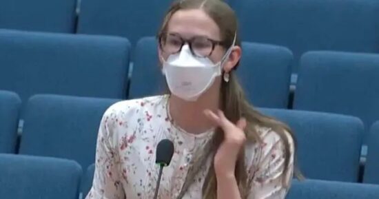 Ben Afflecks Tochter fordert Maskenpflicht und behauptet, COVID-19 ziele auf People of Color und Transgender-Personen ab