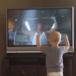 Baby imitiert Rocky Training