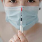 Nebenwirkungen der Corona Impfung: Wieso sind die gebärfähige Frauen so viel stärker betroffen?