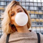 Kaugummi setzt Mikroplastik im Mund frei