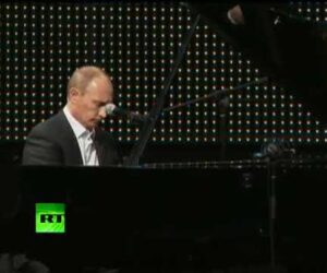 Putin canta – a democracia está gravemente ameaçada.