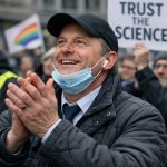 Ohne Rückgrat, aber mit Haltung: Das Psychogramm des modernen Mitläufers