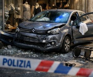 Modena: 100 km/h, ein Messer, acht Verletzte - und die übliche Beruhigungspille