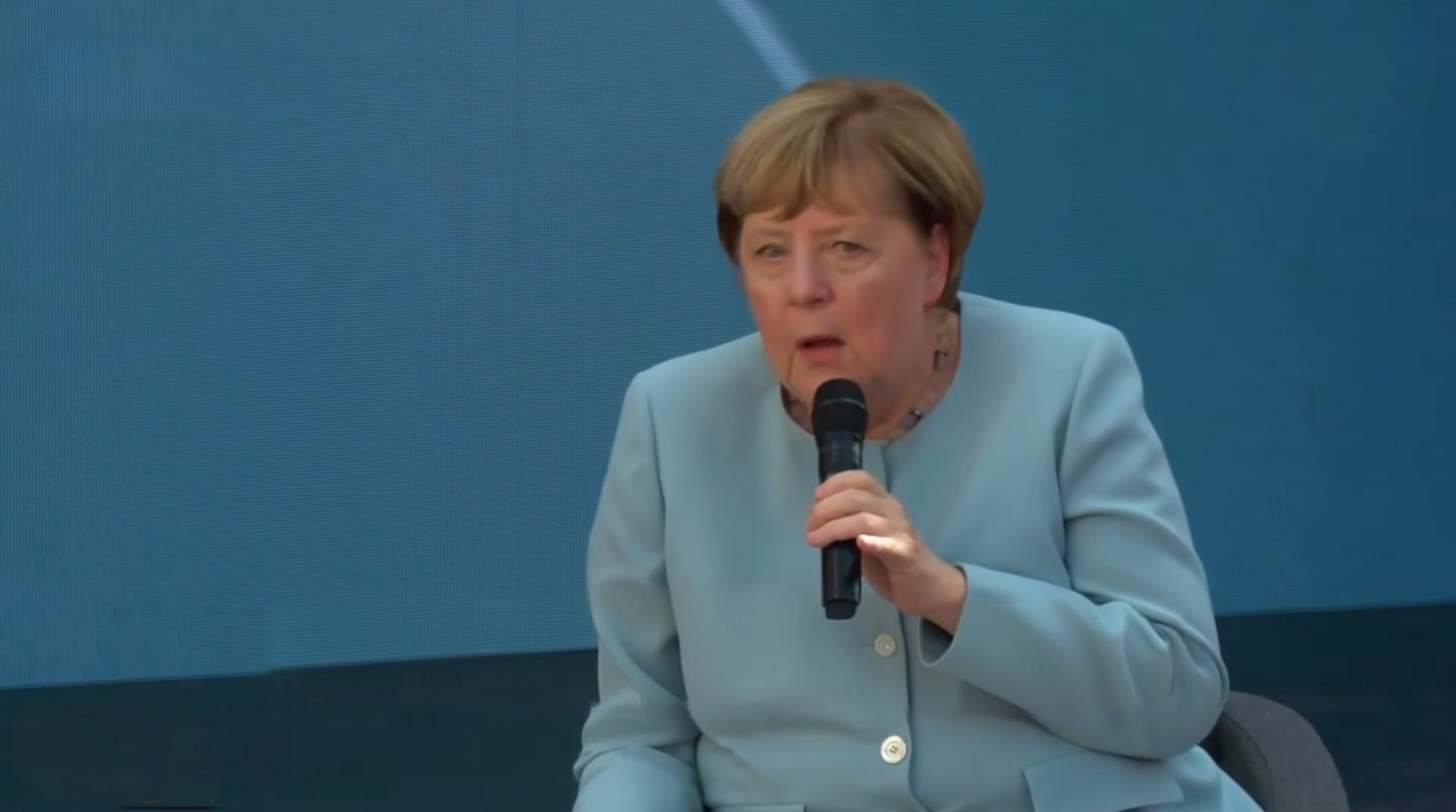 Merkel spielt Gates‘ Opfer – nachdem sie seiner Impfallianz zehn Jahre die Kasse füllte