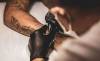 Zaszczepione osoby dziwnie reagują podczas tatuowania: skóra nie tworzy już żadnych kropelek
